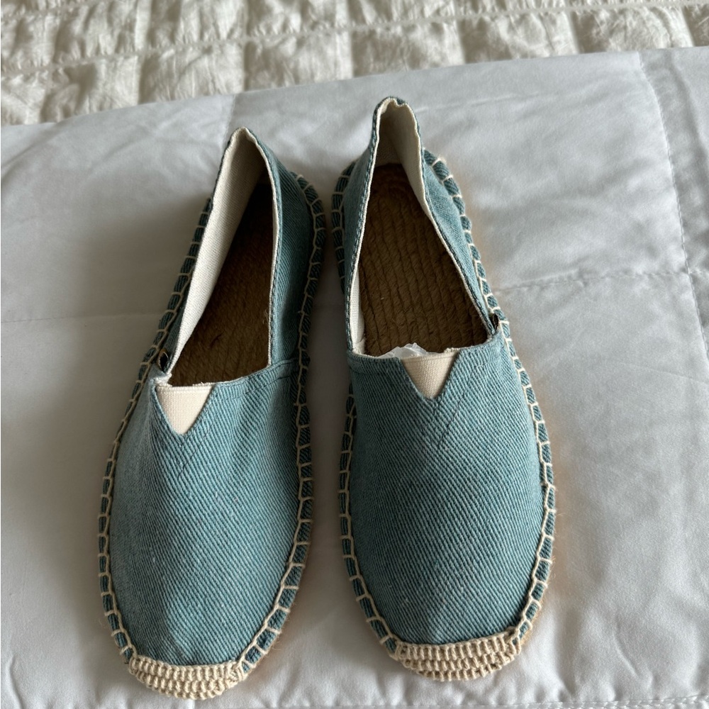 ALEXIS LEROY ADORABLE ESPADRILLES, SZ 37, LT BLUE, CANVAS UPPER RUBBER SOLE NWOT